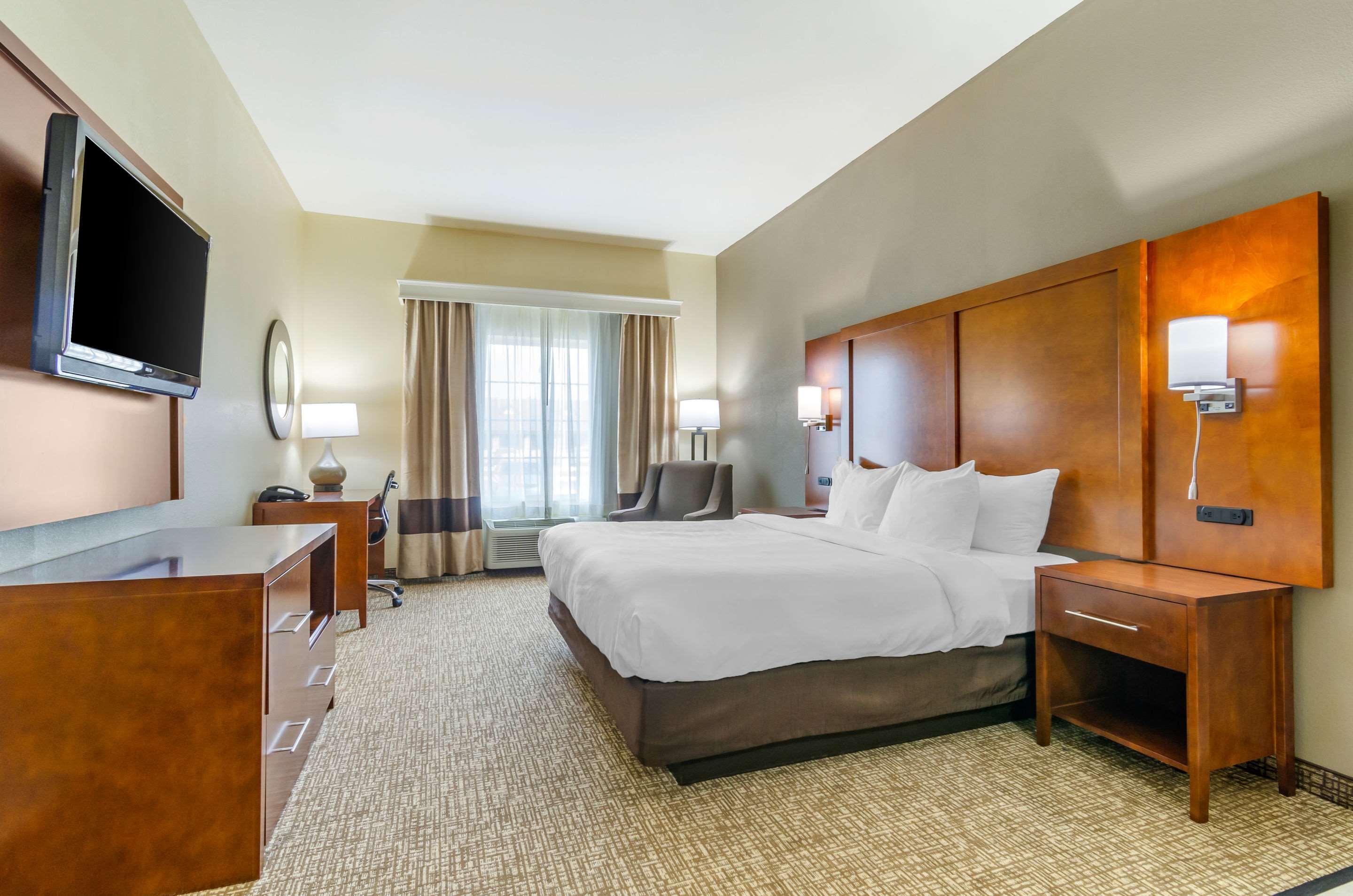 Hotel Comfort & Near Bethel College 3*