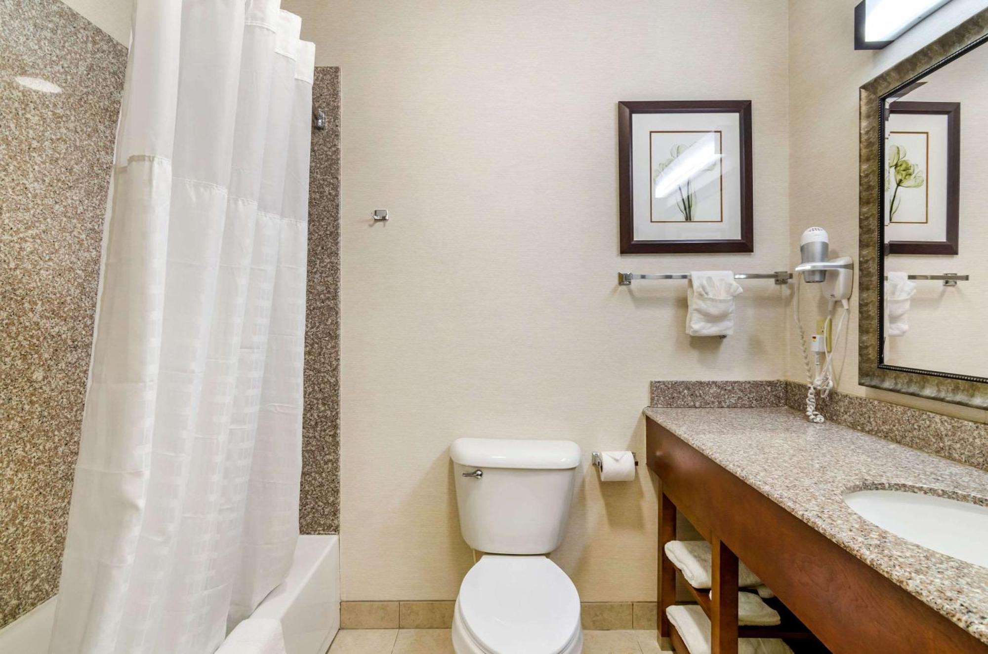 Comfort & Near Bethel College 3*