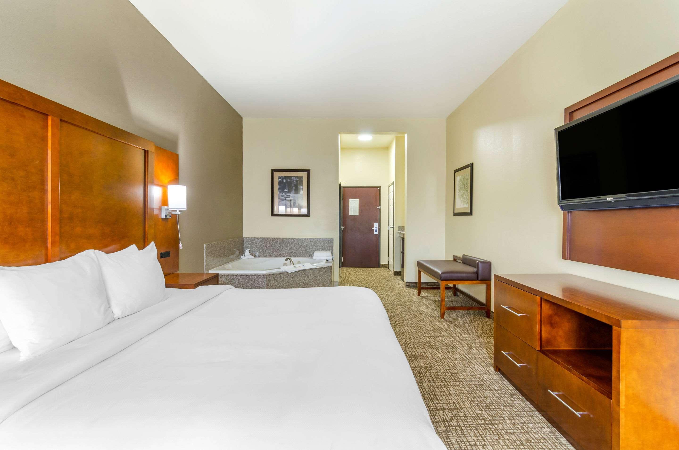Hotel Comfort & Near Bethel College 3*