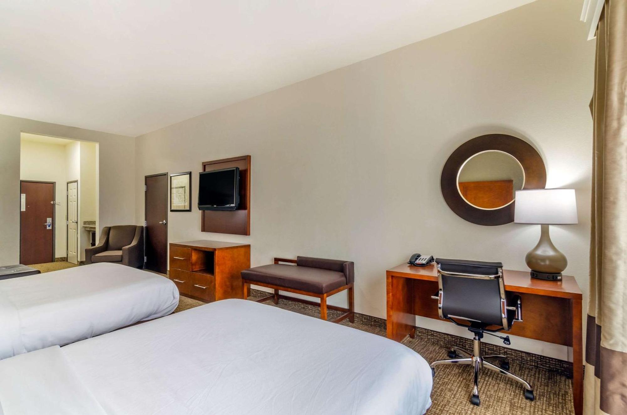 Hotel Comfort & Near Bethel College 3*