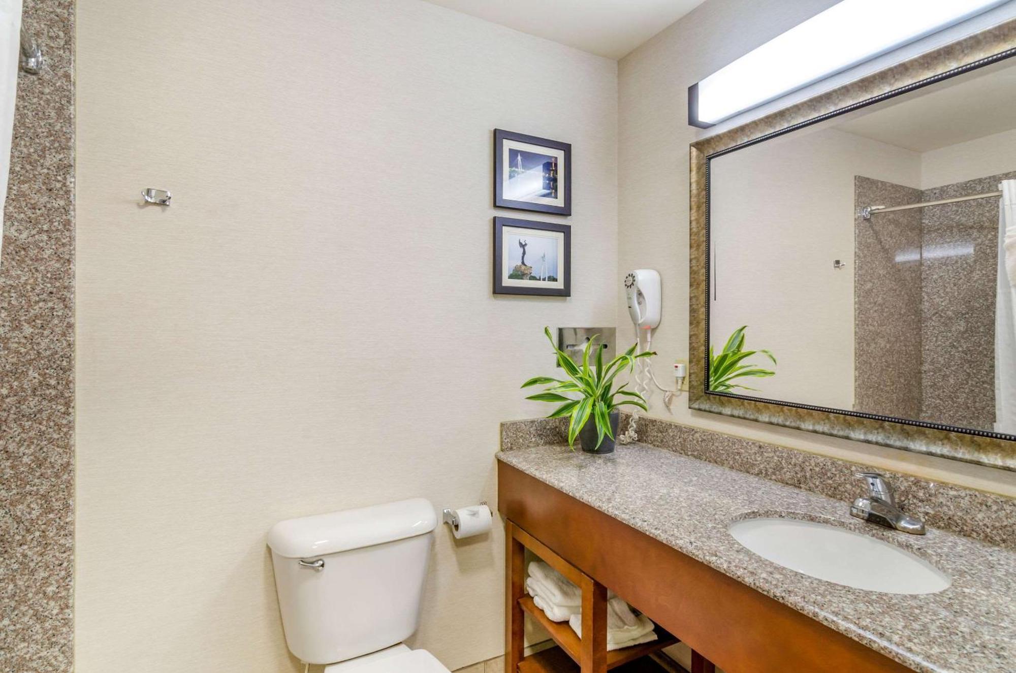 Comfort & Near Bethel College Hotel 3*